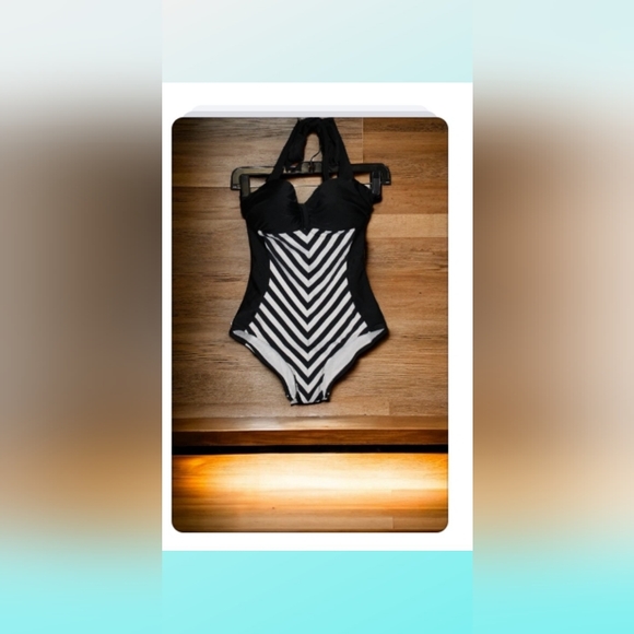 Por Llana Thomaz Rio De Janeiro Retro One Piece Swim Suit Black and White - Picture 8 of 11